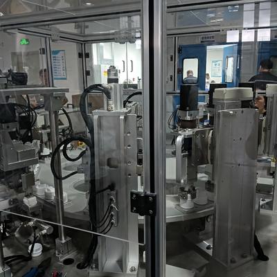 Хорошая цена. Нестандартная автоматизированная машина для сборки крышек жидкого моющего средства, способная обслуживаться одним человеком одновременно на двух установках. онлайн