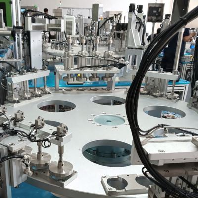 Хорошая цена. PLC-Controlled Urine Cap Assembly Machine 2500-7500pcs/h онлайн