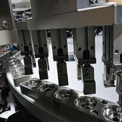 Хорошая цена. CE Heli Cap Assembly Machine 380V Автоматическая уплотнительная машина для уплотнения крышки онлайн