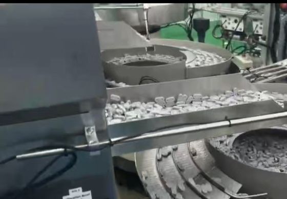 Полностью автоматизированная машина для сборки Euro Cap для внутривенных инфузионных пакетов и бутылок Стабильная производительность фармацевтической упаковки