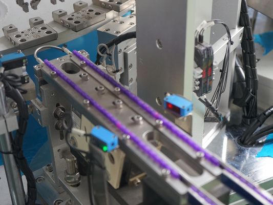 Хорошая цена. Автоматизированная сборка игл для сбора крови с карусельной операцией, настраиваемая в соответствии с потребностями клиента, высокая емкость онлайн
