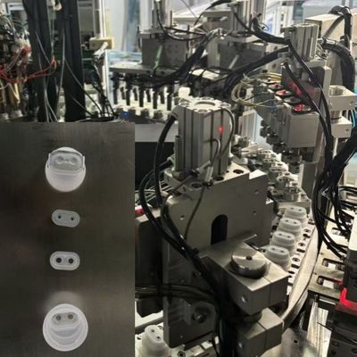 Хорошая цена. Высокая точность и квалифицированная скорость Euro Cap Assembly Machine для автоматической сборки Easy Peel Foil Caps для инфузионных мягких пакетов и бутылок онлайн
