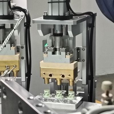 Устойчивая скорость работы и высокая точность сборки Десикантная крышка Силикатный гель для заполнения герметичной крышки сборка машина с сервомотором и индексирующим приводом