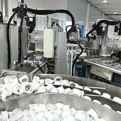 Поворотный тип нестандартной автоматической машины для сборки крышек для молока с толстым материалом, который нелегко повредить