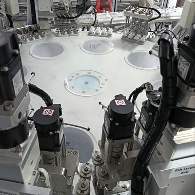 Хорошая цена. Нестандартная автоматизированная машина для сборки крышек для молока с высокой гибкостью для максимального удовлетворения потребностей клиентов. онлайн